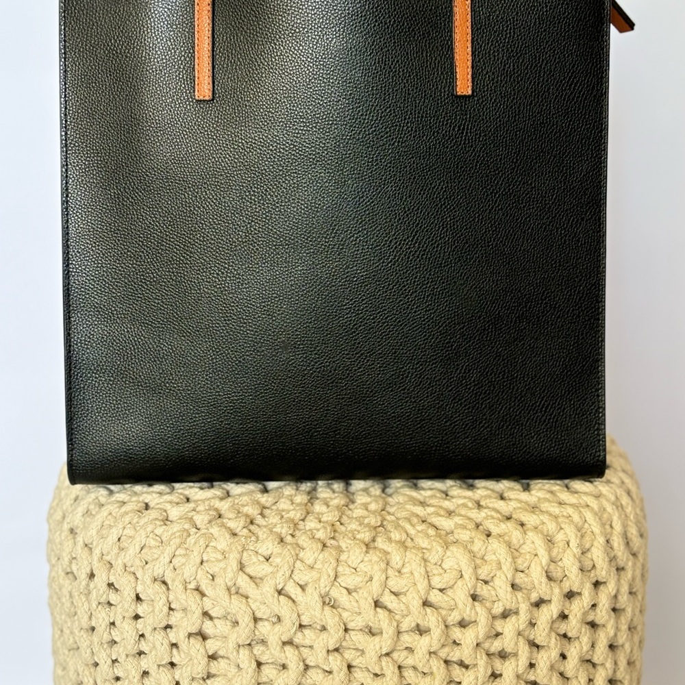 Marc Jacobs medium leather tote. Dimensions 12”5 tall by 13”5 width. - Picture 2 of 6